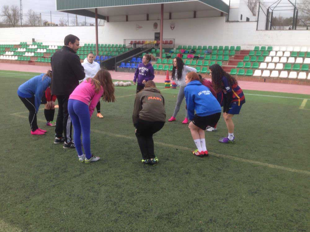 Clinic de ftbol para los monitores y el equipo femenino