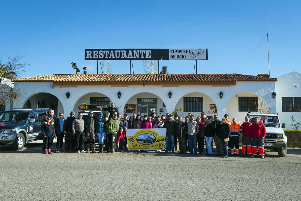 Asistentes posan en el Complejo de Ocio Vctor y Tere