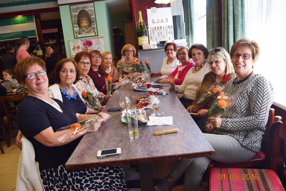 Grupo de las madres homenajeadas con la rosa recibida