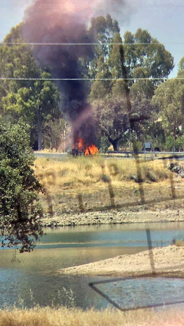 Un coche arde en la zona del Mariscal 