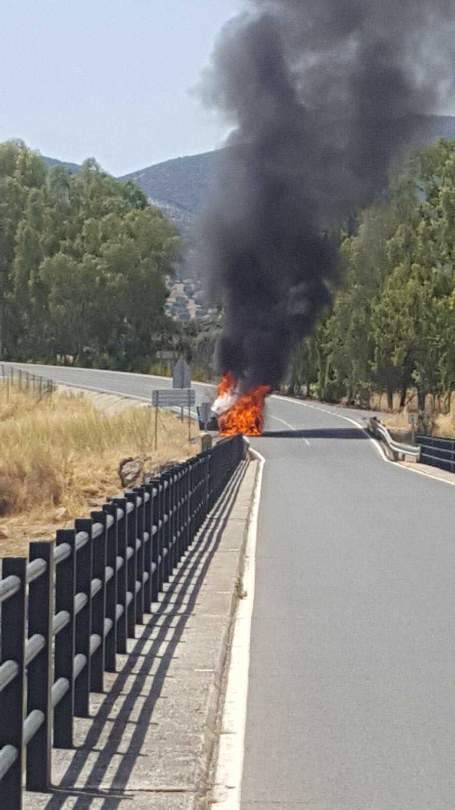 Un coche arde en la zona del Mariscal 