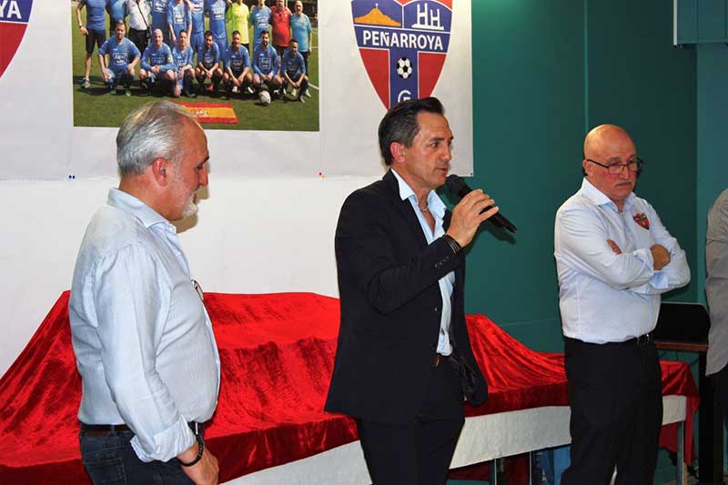 Directivos del club, abajo Manuel, entrenador