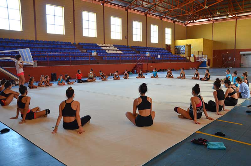 Alba Bautista visita a las gimnastas del Club 30 Grados