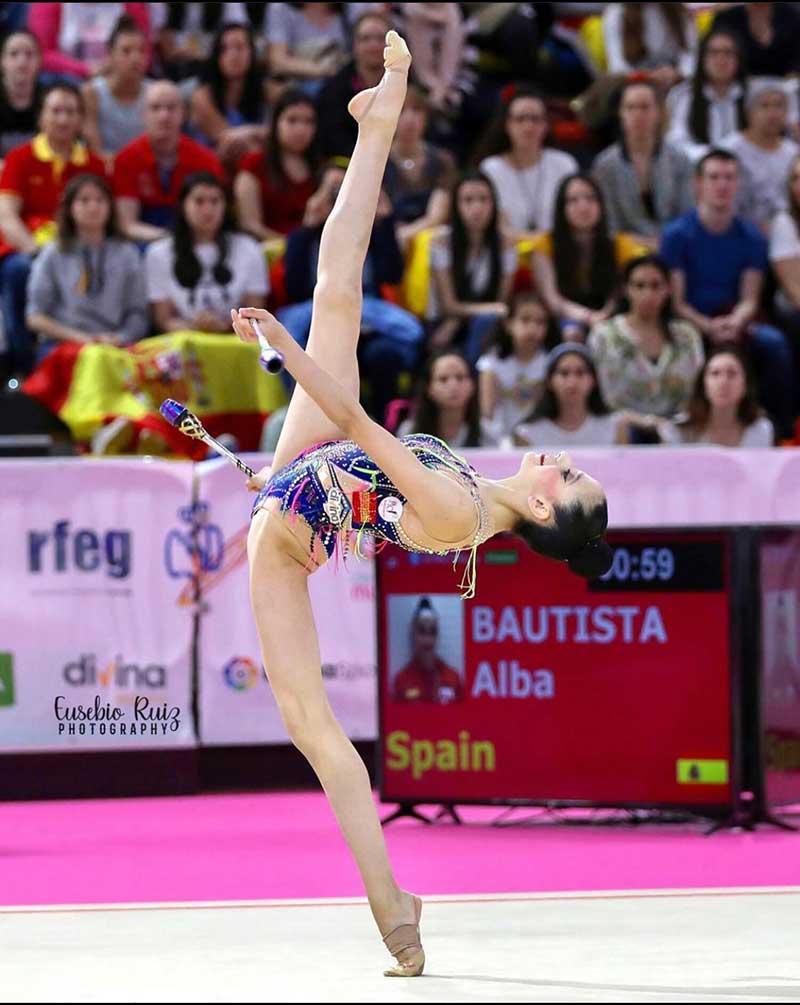 Alba Bautista visita a las gimnastas del Club 30 Grados