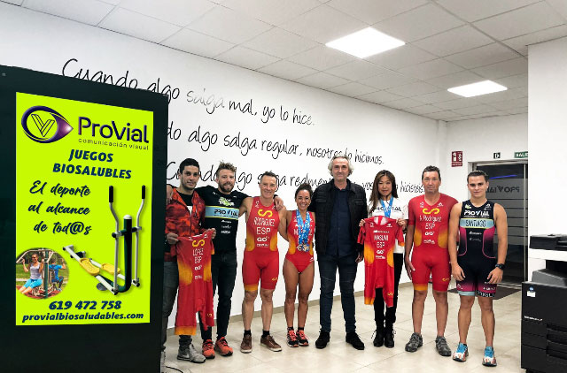 Club Triatlon Guadiato junto a su patrocinador