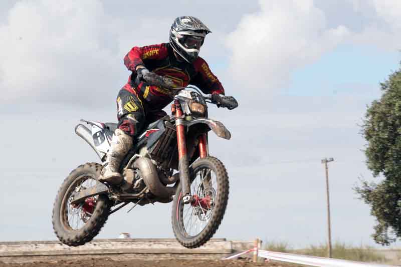 Motocross en el circuita de La Mina