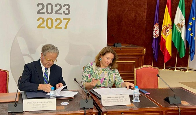 Salvador Fuentes y Carmen Crespo durante la firma del protocolo 