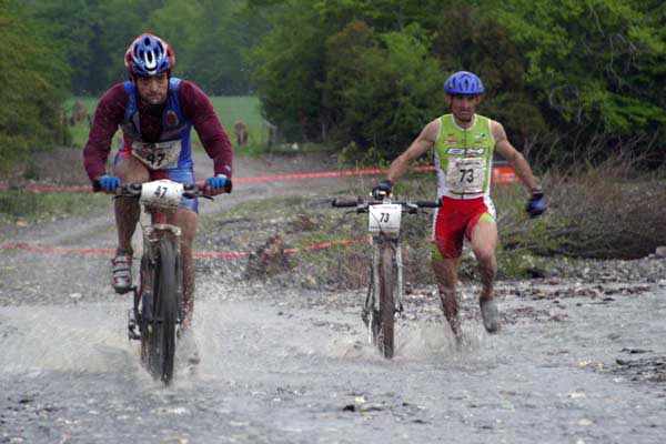  Dos corredores cruzando un riachuelo