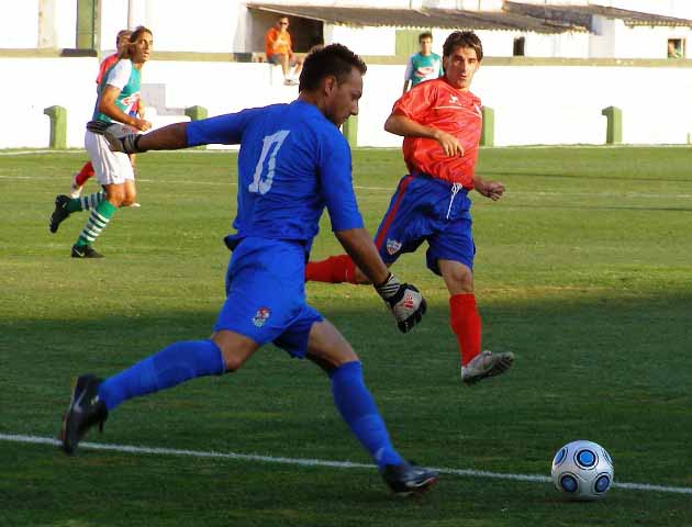 Jugador presiona a portero