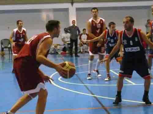 El CP Pearroya se lleva el derbi, 73-78