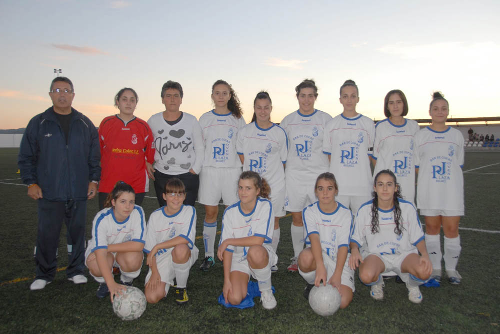 Marcelino Blasco junto al equipo femenino de Belmez