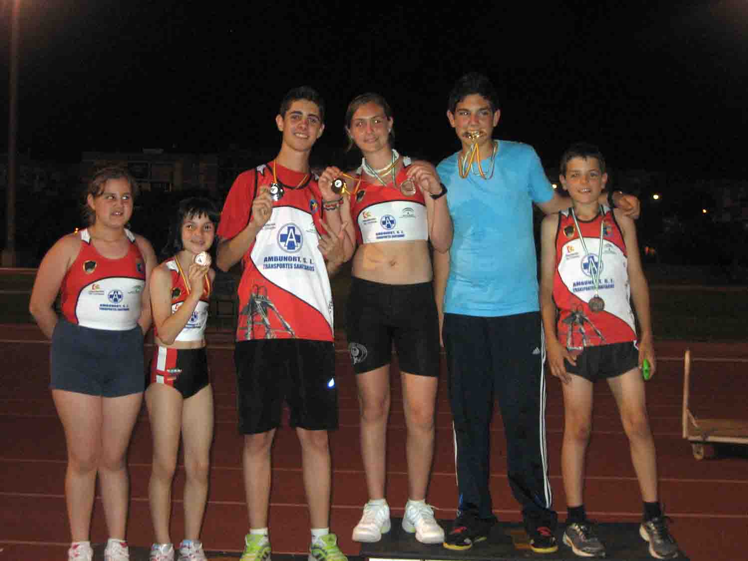 Atletas posando con sus medallas para Infoguadiato