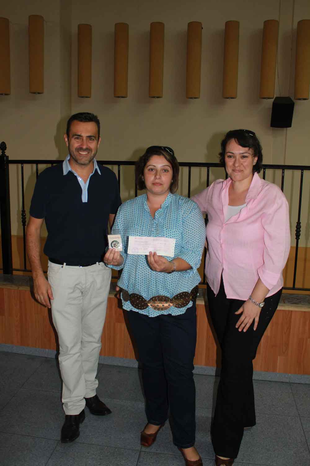 Pedro Barba, alcalde de Vva del Rey y Eva Garca, con la ganadora Emi Carrasco