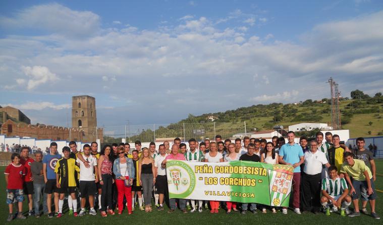 Gran partido de futbol en el nuevo estadio municipa