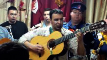 La comparsa Cuerdas Rotas homenajea a su guitarra punteo