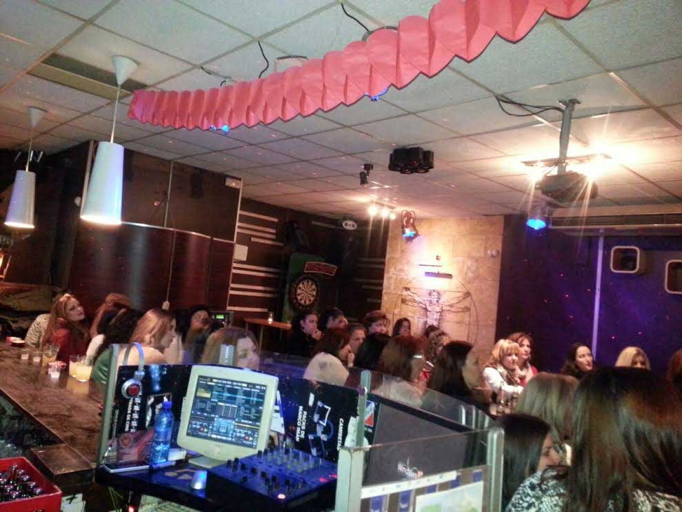 Presentacin de la maleta roja en Pub Da Vinci 