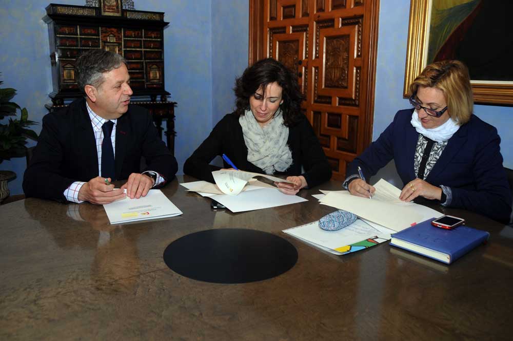 Momento de la firma del convenio entre representantes polticos