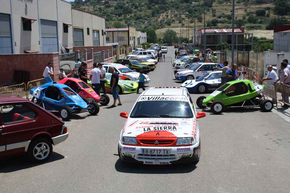 Parque cerrado con todos los vehculos participantes