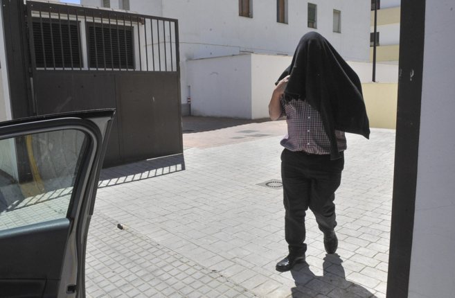 El sacerdote detenido abandona las dependencias de la Guardia Civil en abril