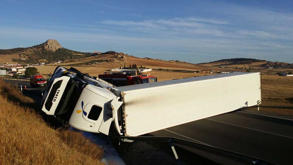 Un camin vuelca en la N-432