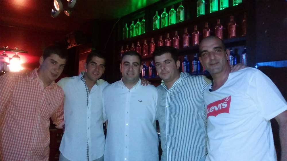 En la foto vemos a Manu, con su equipo de trabaj la noche de la apertura