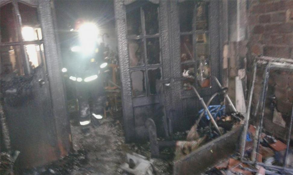 Los bomberos trabajan en el interior de la vivienda siniestrada. - Foto:CORDOBA