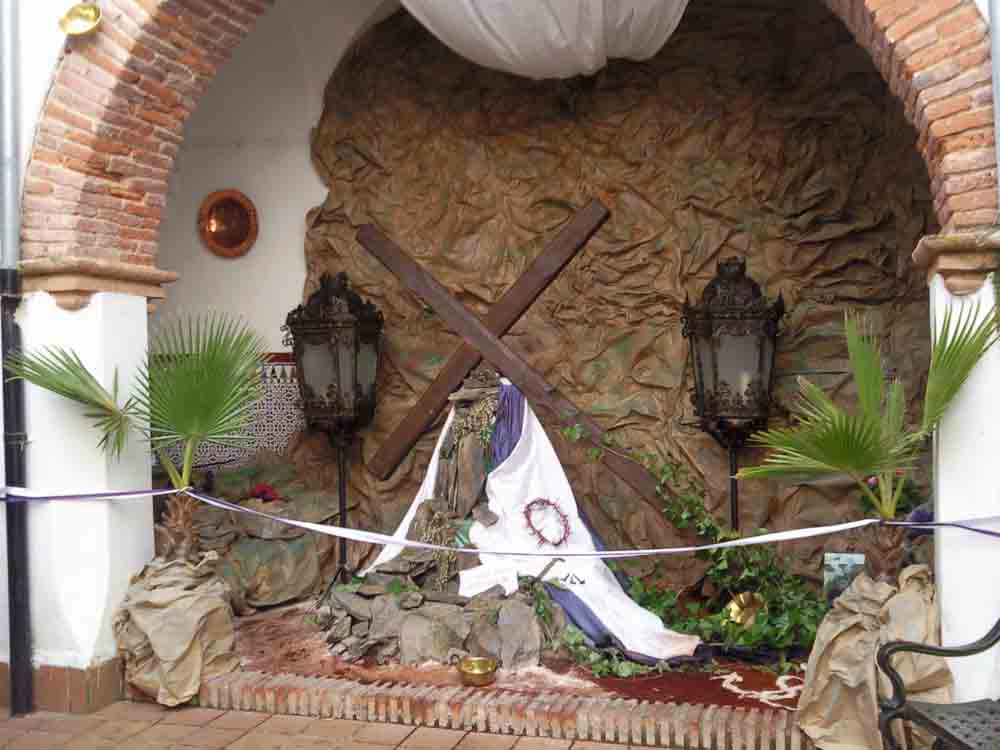 Cruz en Belmez, en el convento, de la Hermandad Ntra Padre Jesus Nazareno de la Pasion y M Santisima de los Dolores y Esperanza