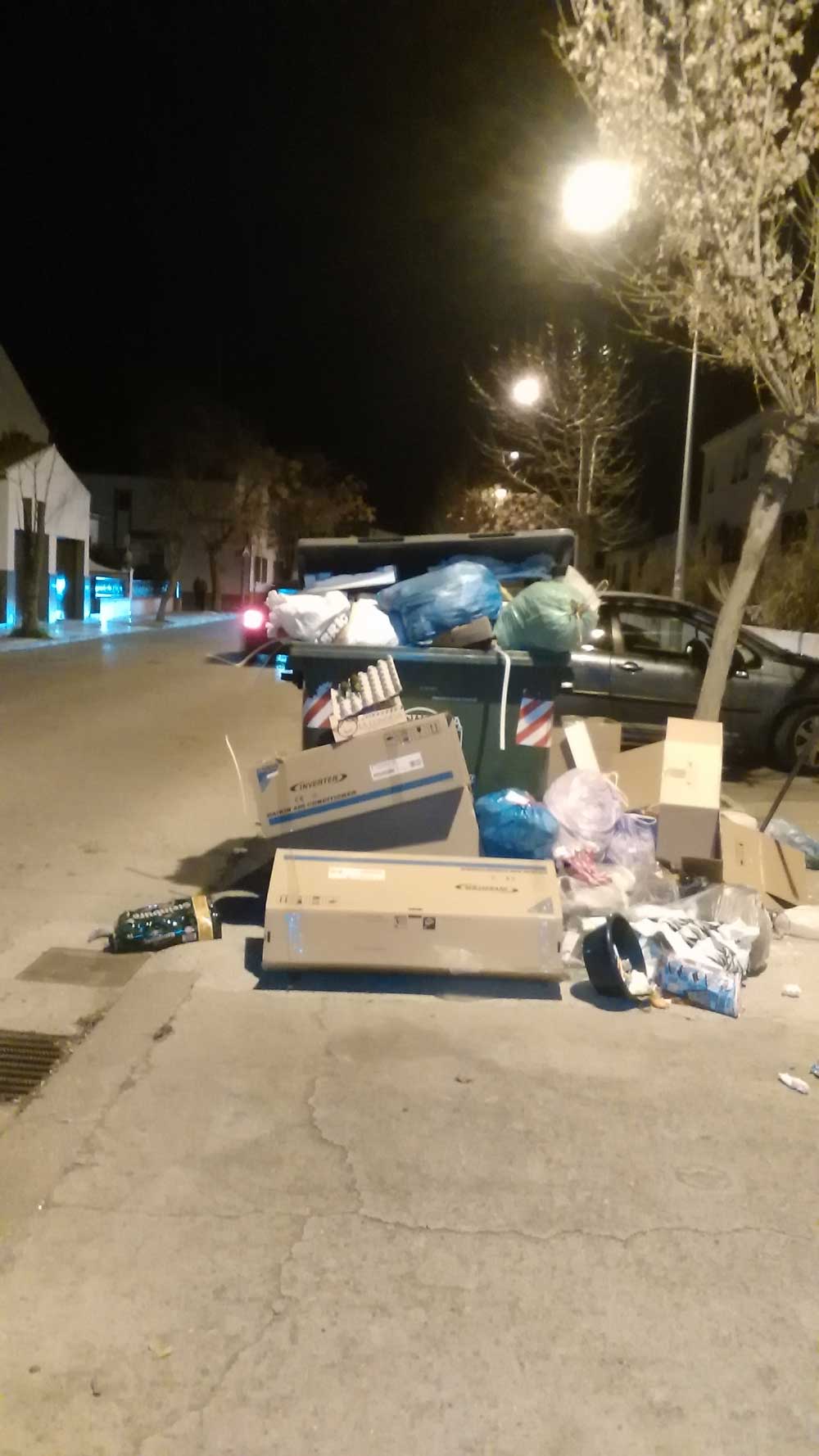Mala utilizacin del contenedor de basuras 
