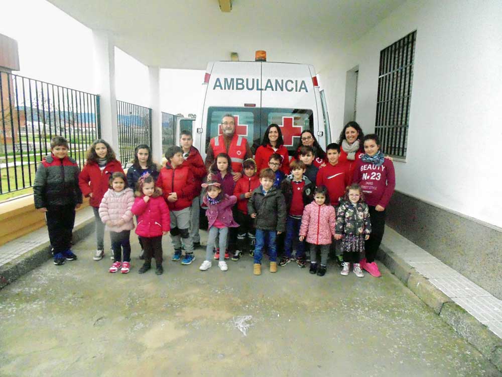 Entrega del cajn solidario a Cruz Roja