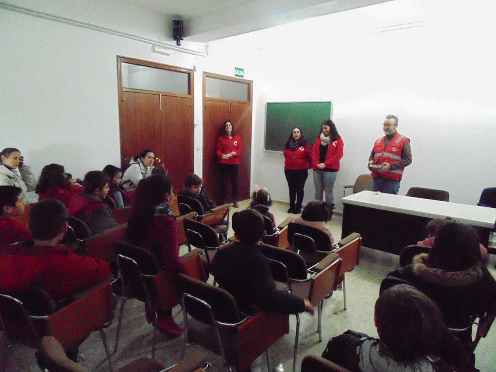 Entrega del cajn solidario a Cruz Roja