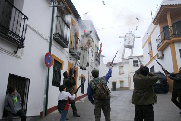 Trabucos para `matar` a los Judas en Espiel 