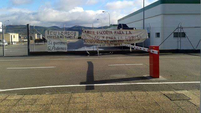 Pancartas en El Cabril por cuya retirada y destruccin Enresa ha sido condenada.