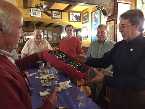 Jos Luis Cuevas Flores recibe la insignia de oro y brillantes 