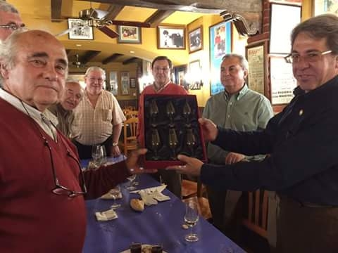 Jos Luis Cuevas Flores recibe la insignia de oro y brillantes 