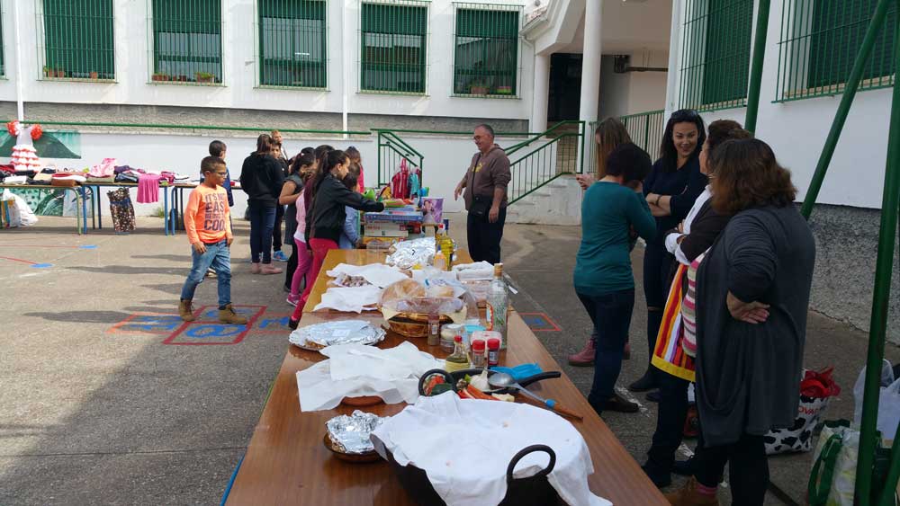 Mercadillo solidario en Aurelio Snchez