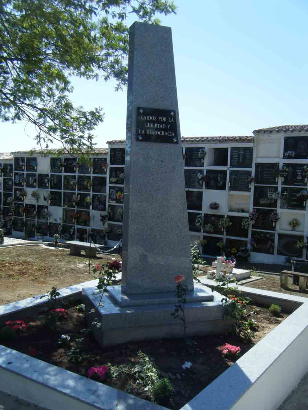 Monolito en el cementerio de  Pearroya
