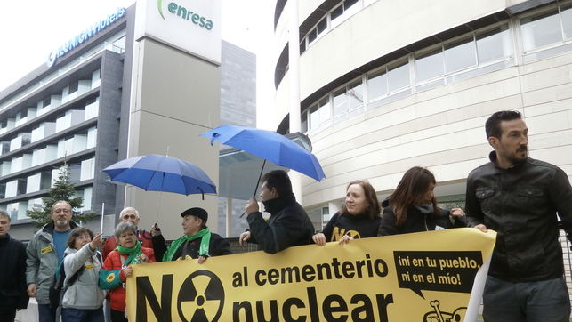 Manifestacin ante la sede de Enresa / Plataforma con el ATC en Cuenca