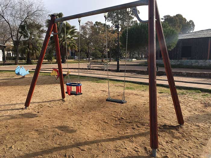 El consistorio renueva el mobiliario infantil del parque Carbonfera