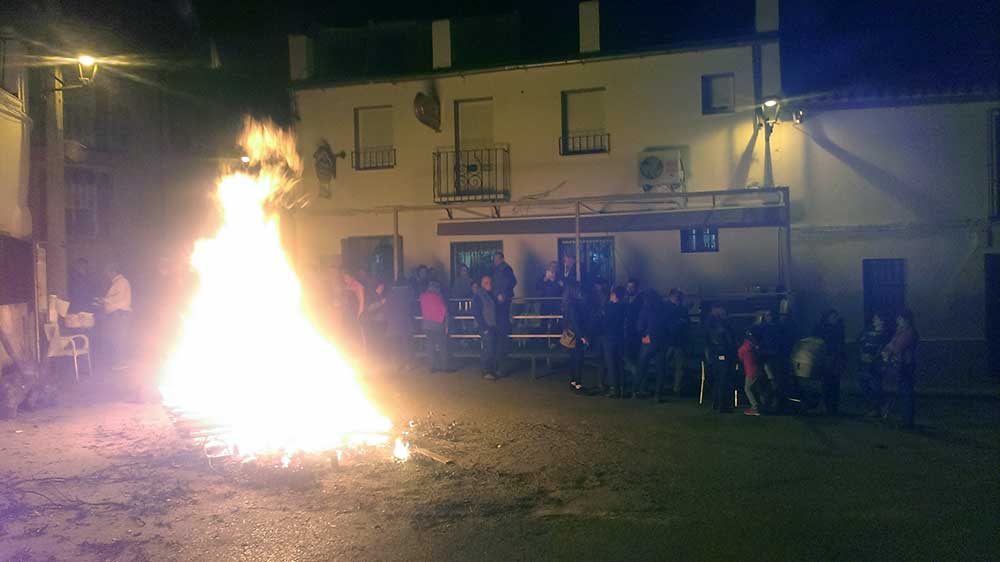 Villanueva del Rey se llena de hogueras para la Candelaria