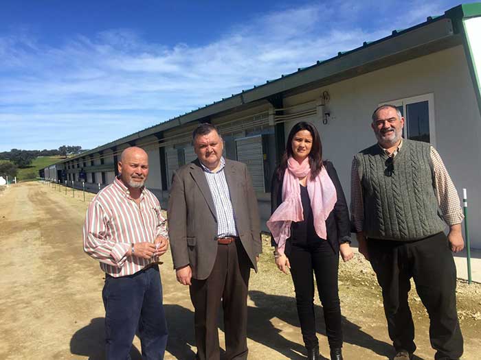 El Delegado de Agricultura visita varias granjas avcolas 