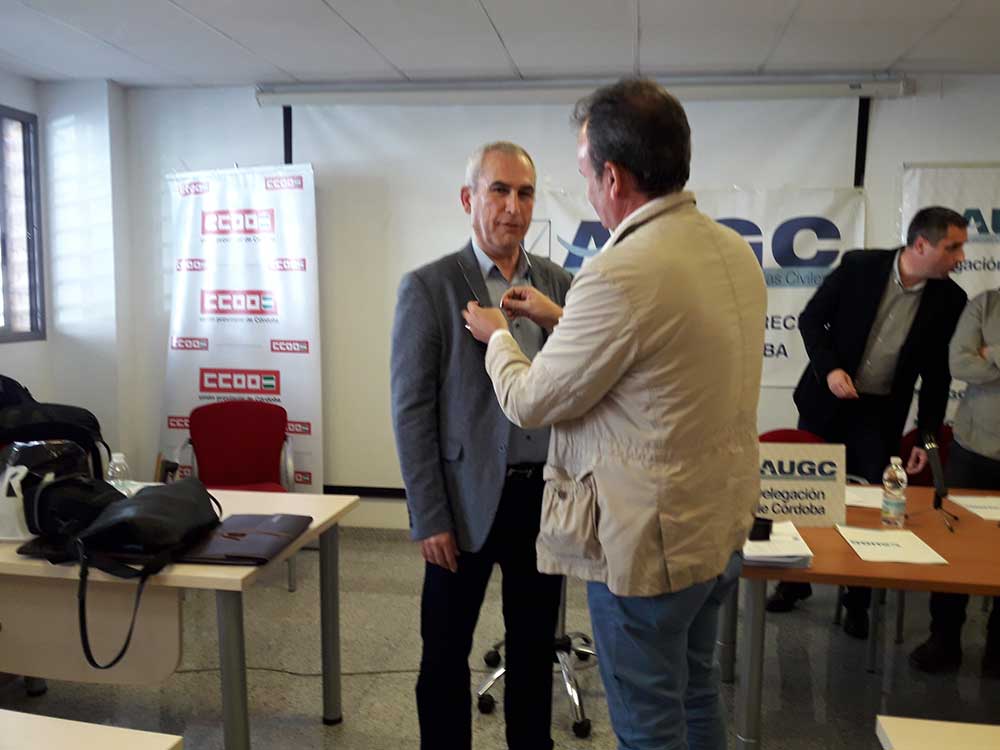 Rafael Rodrguez recibe la insignia de oro de la AUGC