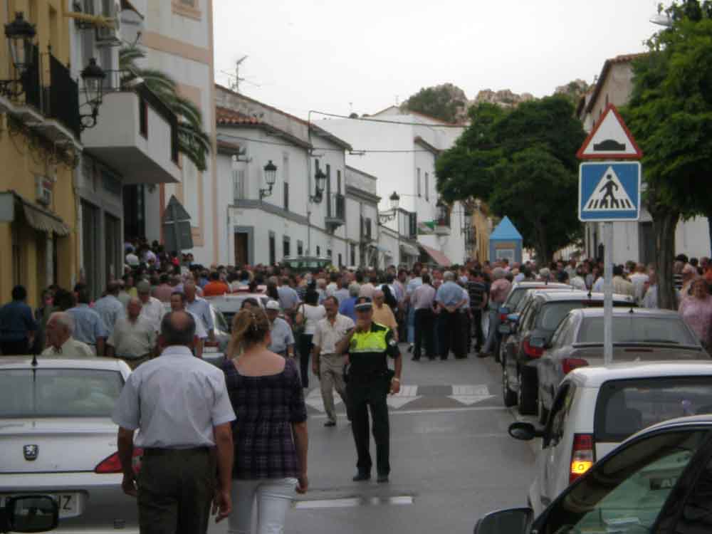 Multitudinaria asistencia al funeral de Fernan