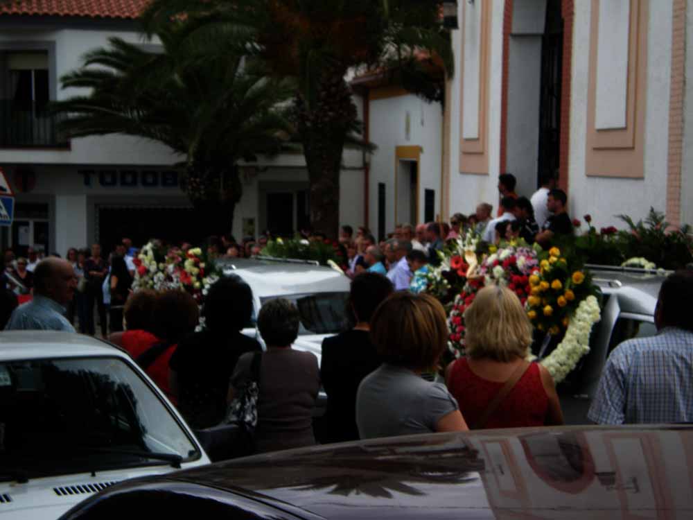 Multitudinaria asistencia al funeral de Fernan