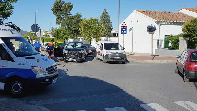 Dos personas resultan heridas en un accidente en la Avenida