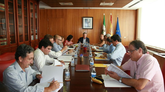 Asistentes a la comisin, ayer en la Subdelegacin del Gobierno. / EL DA