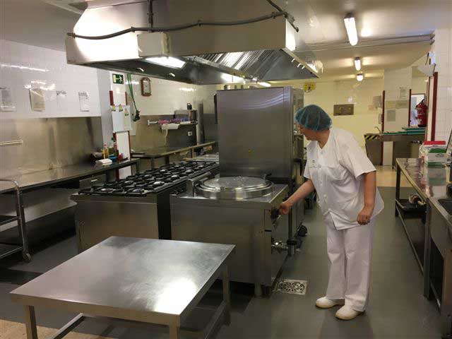 Un profesional en la cocina que acaba de ser reformada