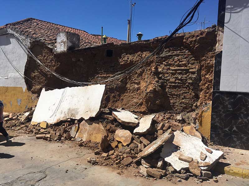 Se derrumba un muro de una vivienda en la calle Isaac Peral