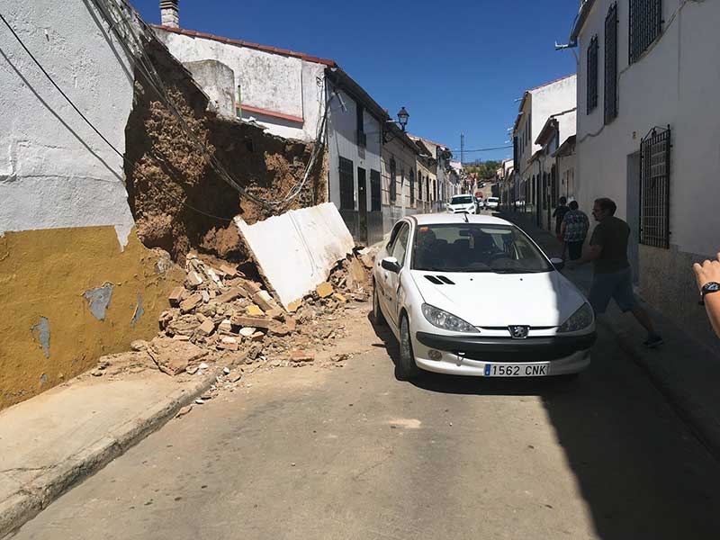 Se derrumba un muro de una vivienda en la calle Isaac Peral