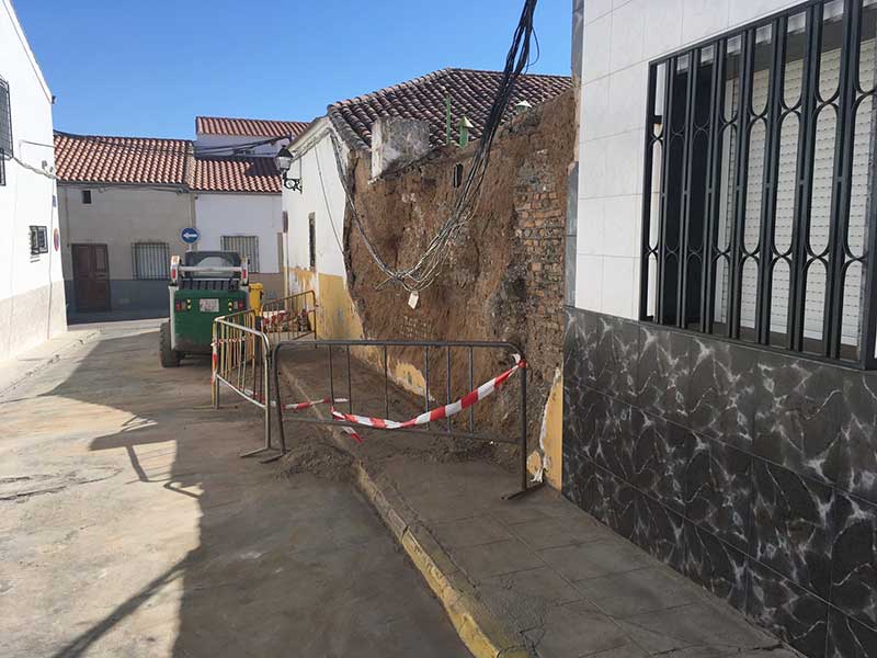 Se derrumba un muro de una vivienda en la calle Isaac Peral