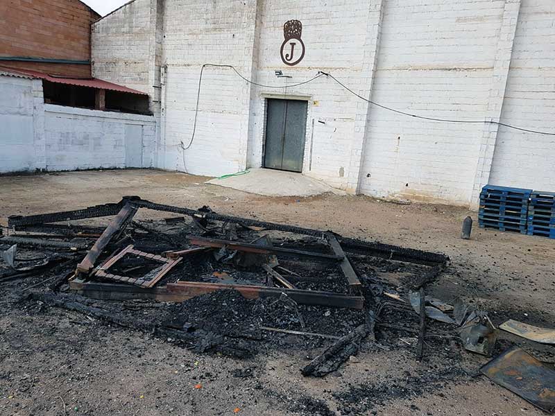 Acto vandlico en la caseta de feria La Jarana